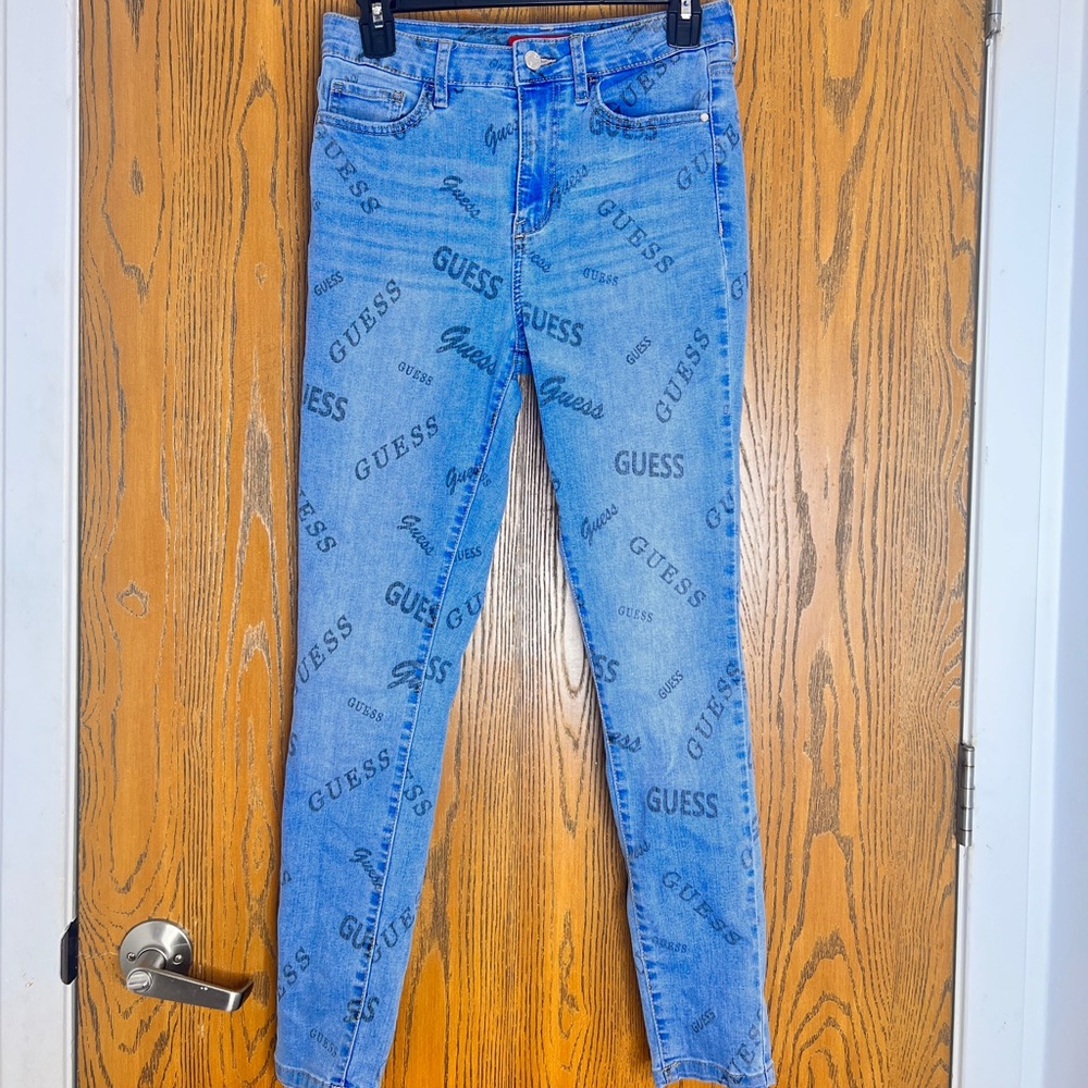 GUESS Medium Wash Capri